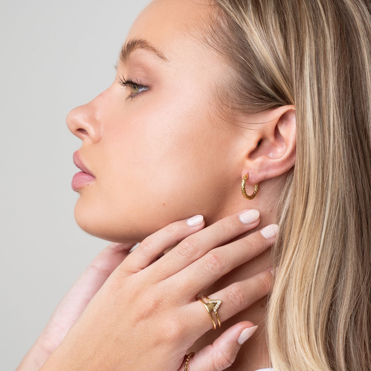 Pendientes Huggie Texturizados en Oro