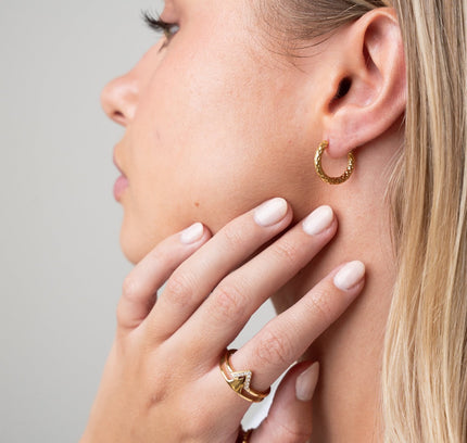 Pendientes Huggie Texturizados en Oro