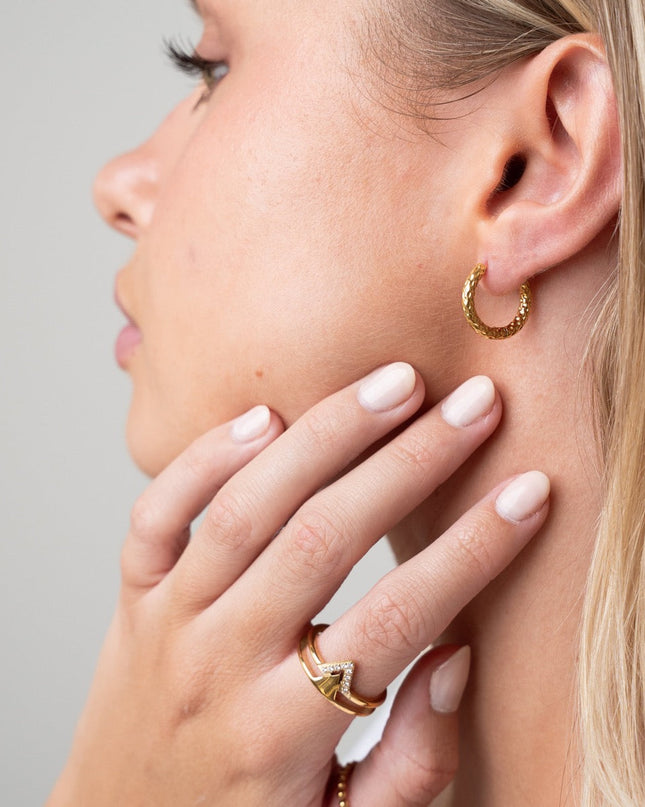 Pendientes Huggie Texturizados en Oro