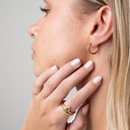 Pendientes Huggie Texturizados en Oro