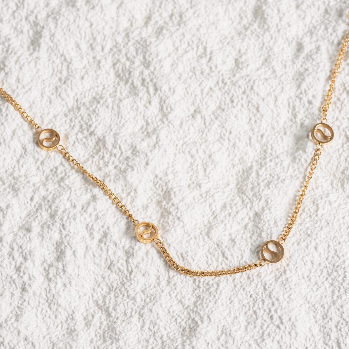 Collar Colgante Sierra en Dorado