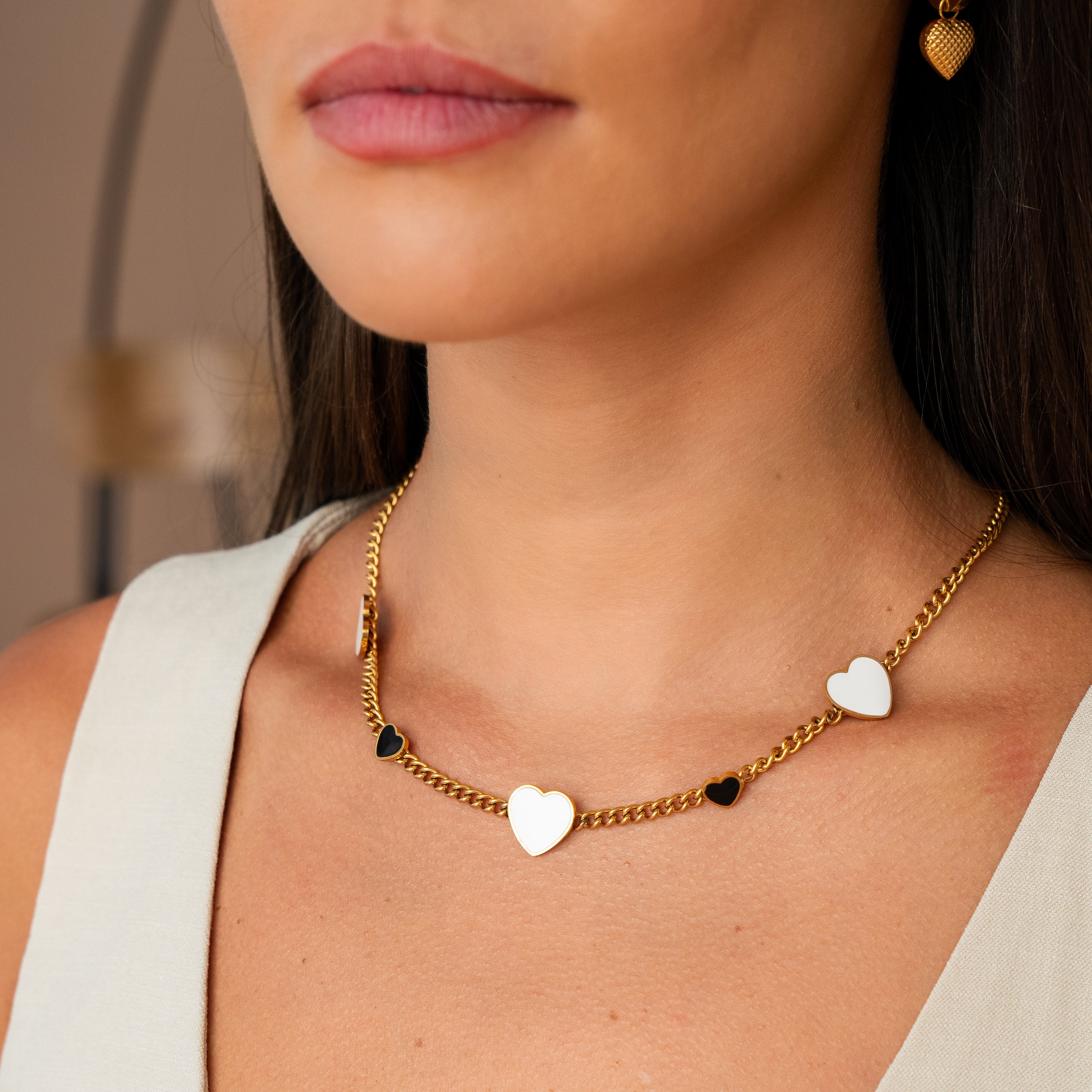 Collar Monocromático de Corazones - Color Oro