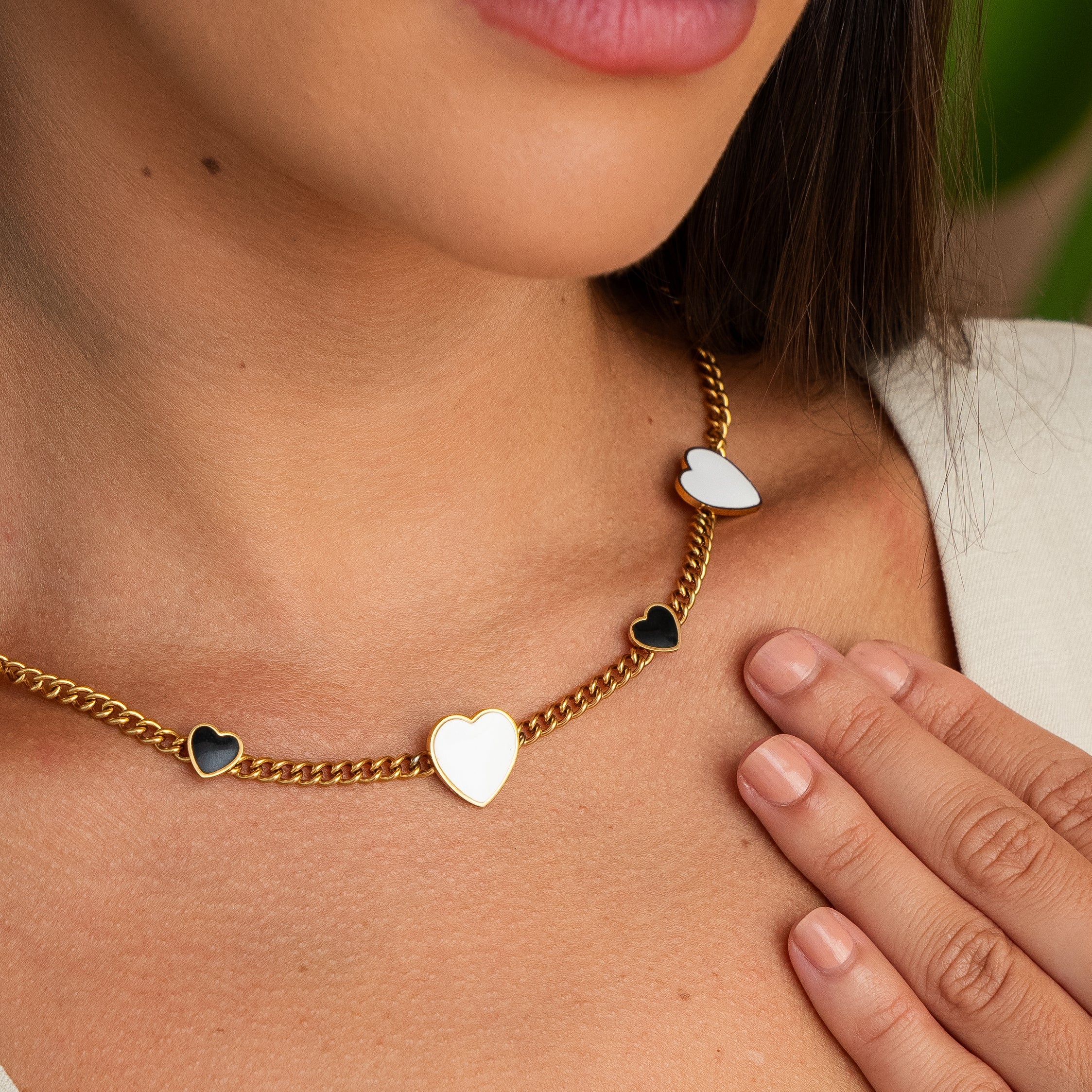 Collar Monocromático de Corazones - Color Oro