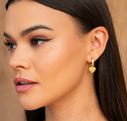 Pendientes Huggie con Colgante Corazón - Baño de Oro