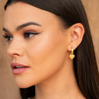 Pendientes Huggie con Colgante Corazón - Baño de Oro