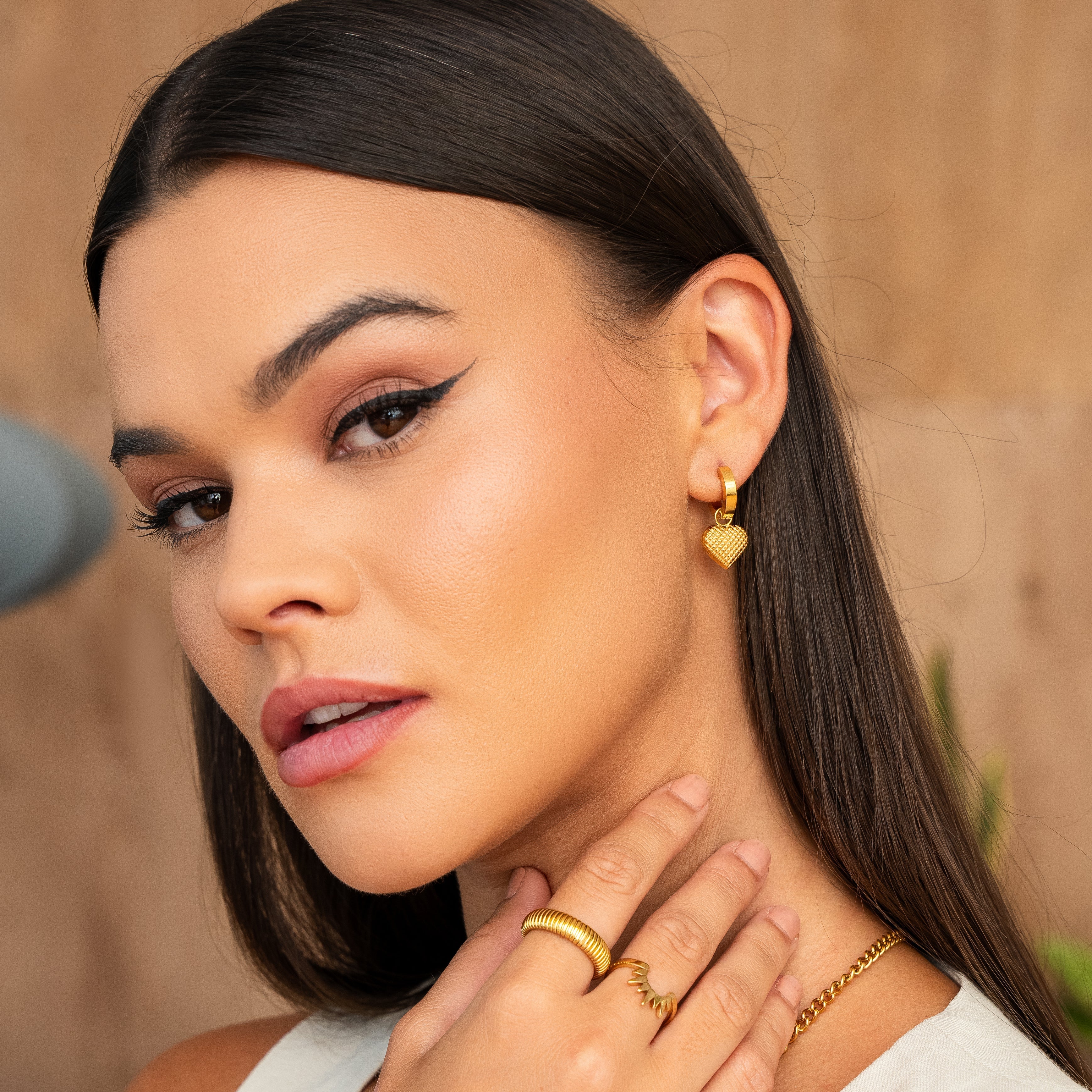 Pendientes Huggie con Colgante Corazón - Baño de Oro