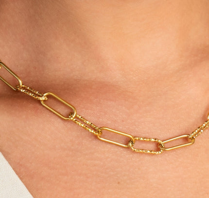 Collar de Cadena Rígida en Color Oro