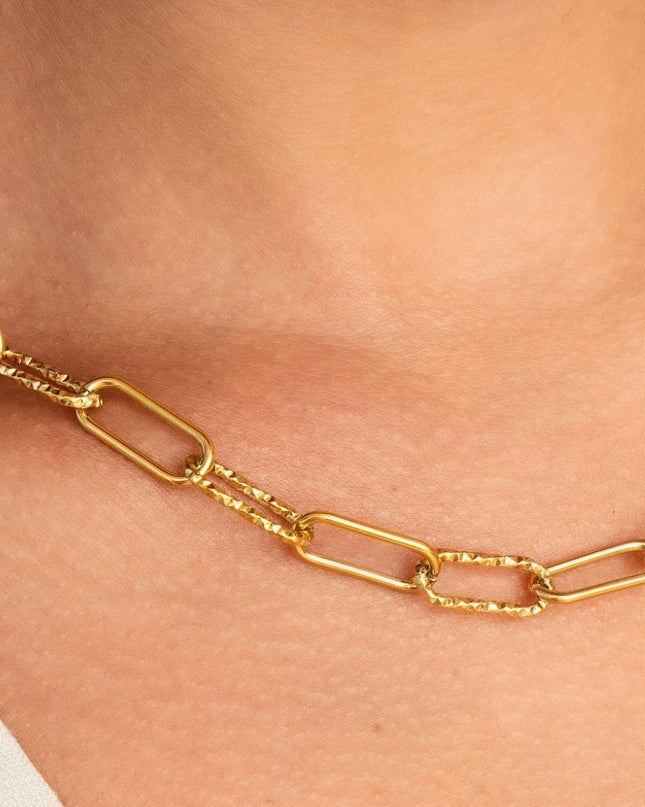 Collar de Cadena Rígida en Color Oro