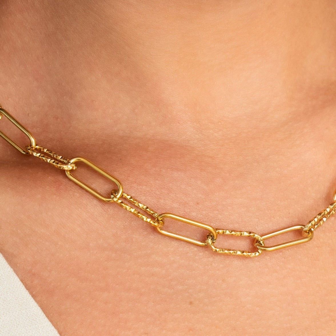 Collar de Cadena Rígida en Color Oro