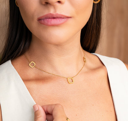 Collar Regina con Colgante Cuadrado Numérico - Oro