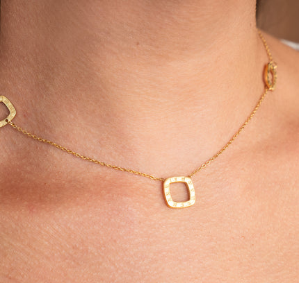 Collar Regina con Colgante Cuadrado Numérico - Oro