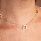 Collar Regina con Colgante Cuadrado Numérico - Oro
