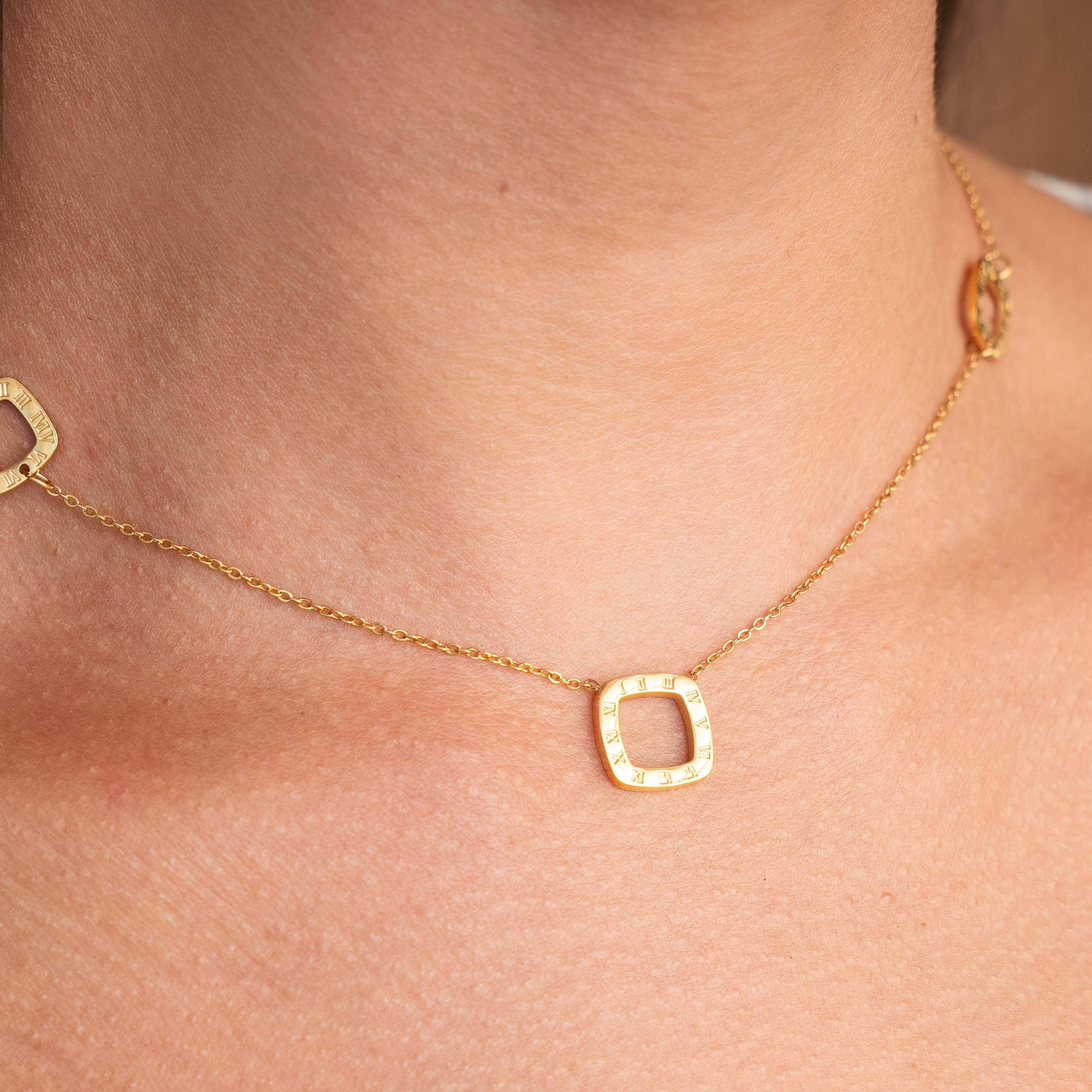 Collar Regina con Colgante Cuadrado Numérico - Oro