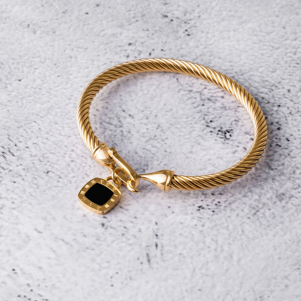 Pulsera de Ónix Cuadrado con Detalles Dorados