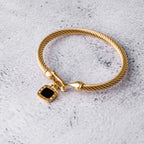 Pulsera de Ónix Cuadrado con Detalles Dorados