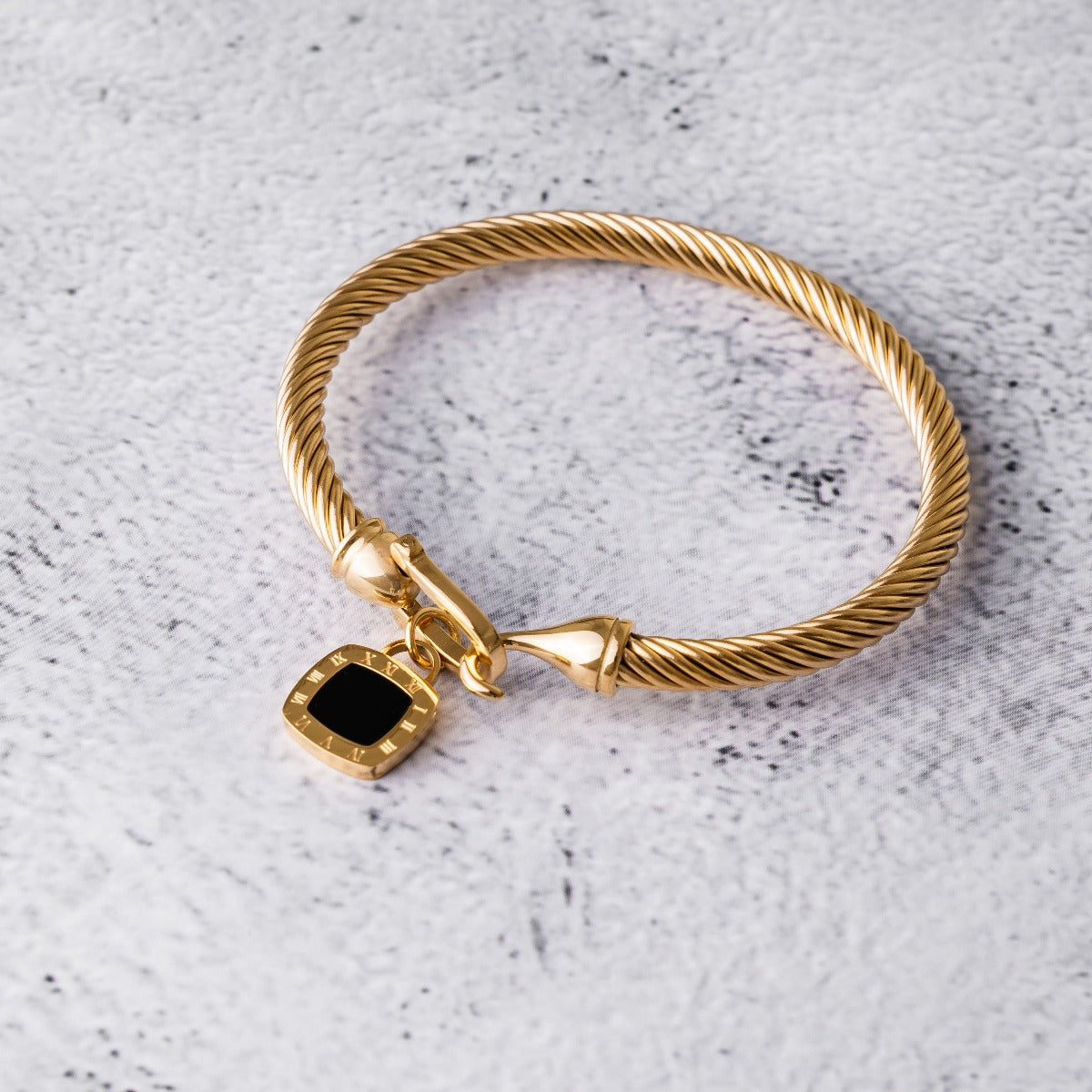 Pulsera de Ónix Cuadrado con Detalles Dorados