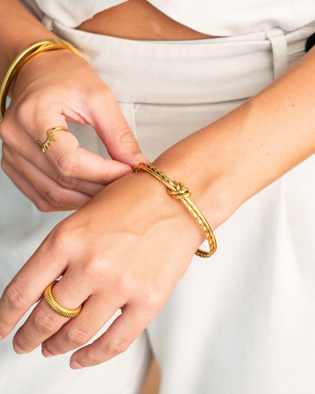 Brazalete Texturizado de Nudo Torcido - Oro