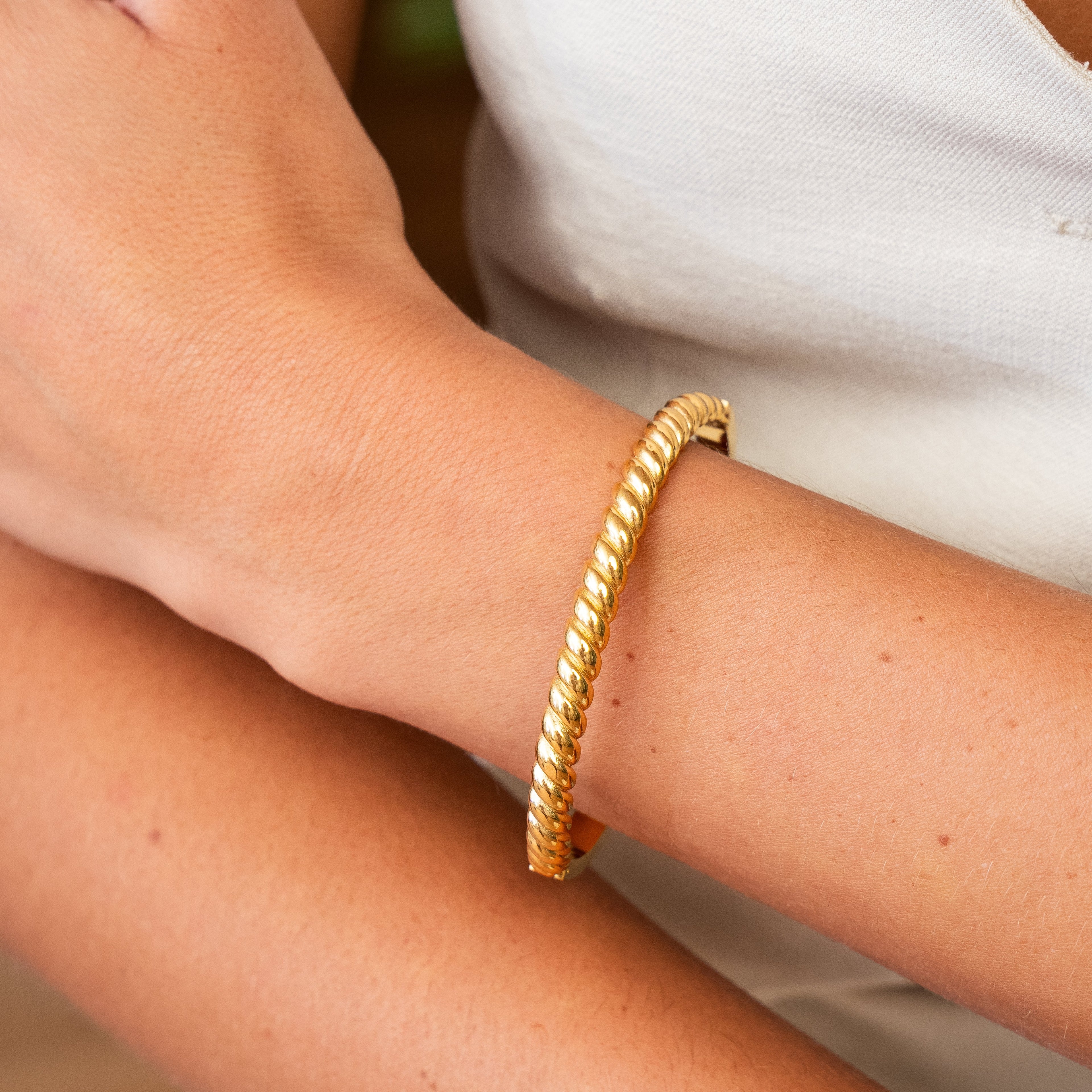 Pulsera Bangle Croissant - Color Dorado