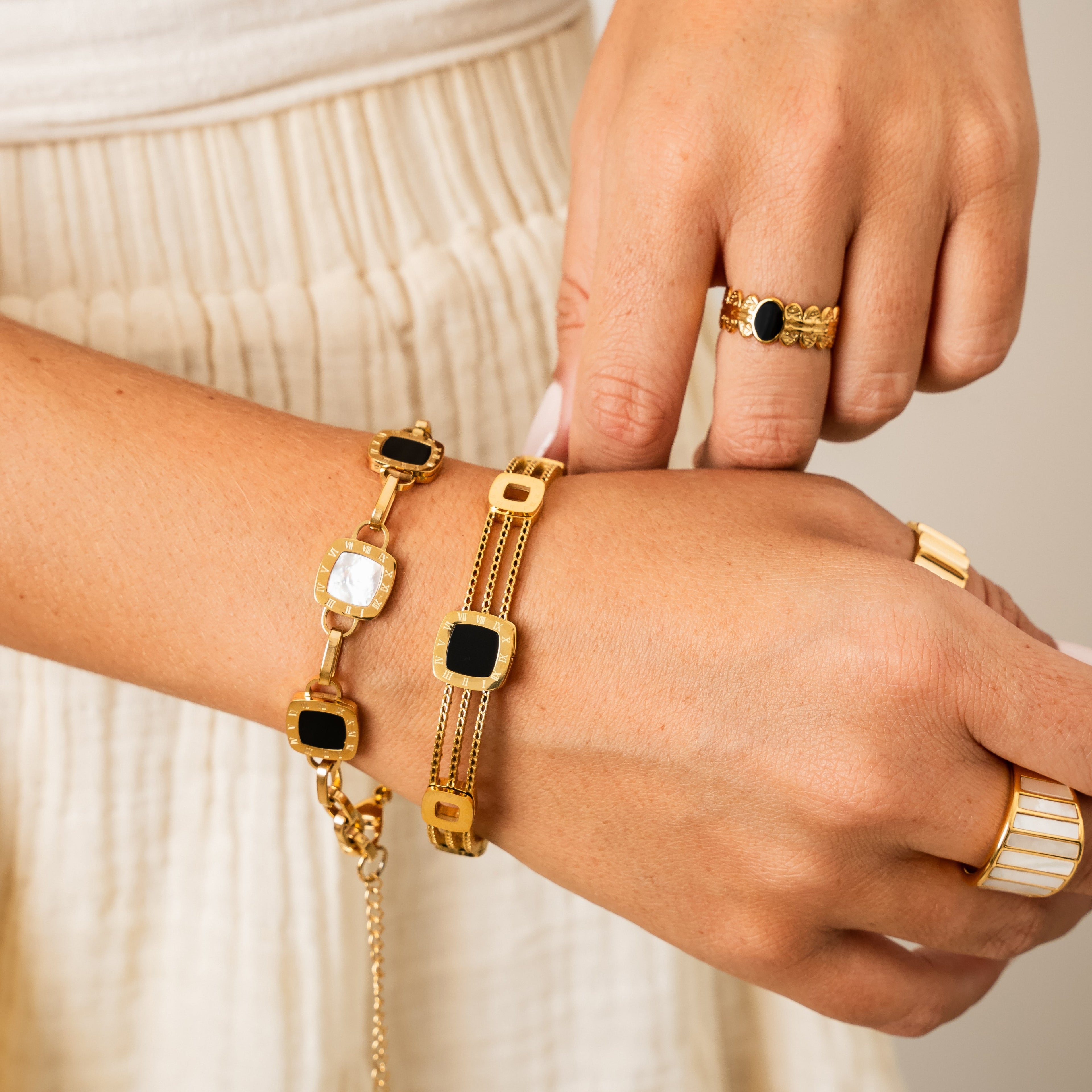 Pulsera Monocromática de Cadena con Clip - Color Oro