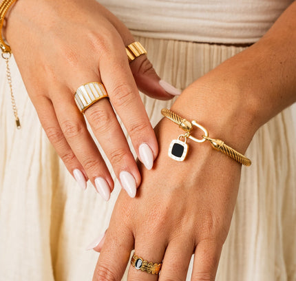 Pulsera de Ónix Cuadrado con Detalles Dorados