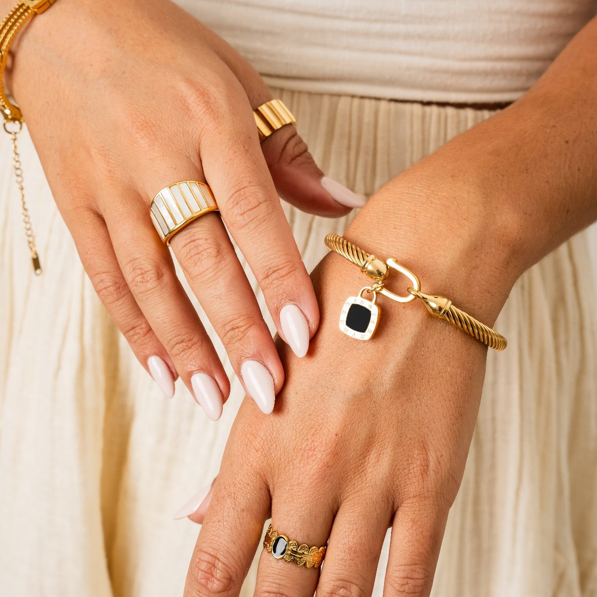 Pulsera de Ónix Cuadrado con Detalles Dorados