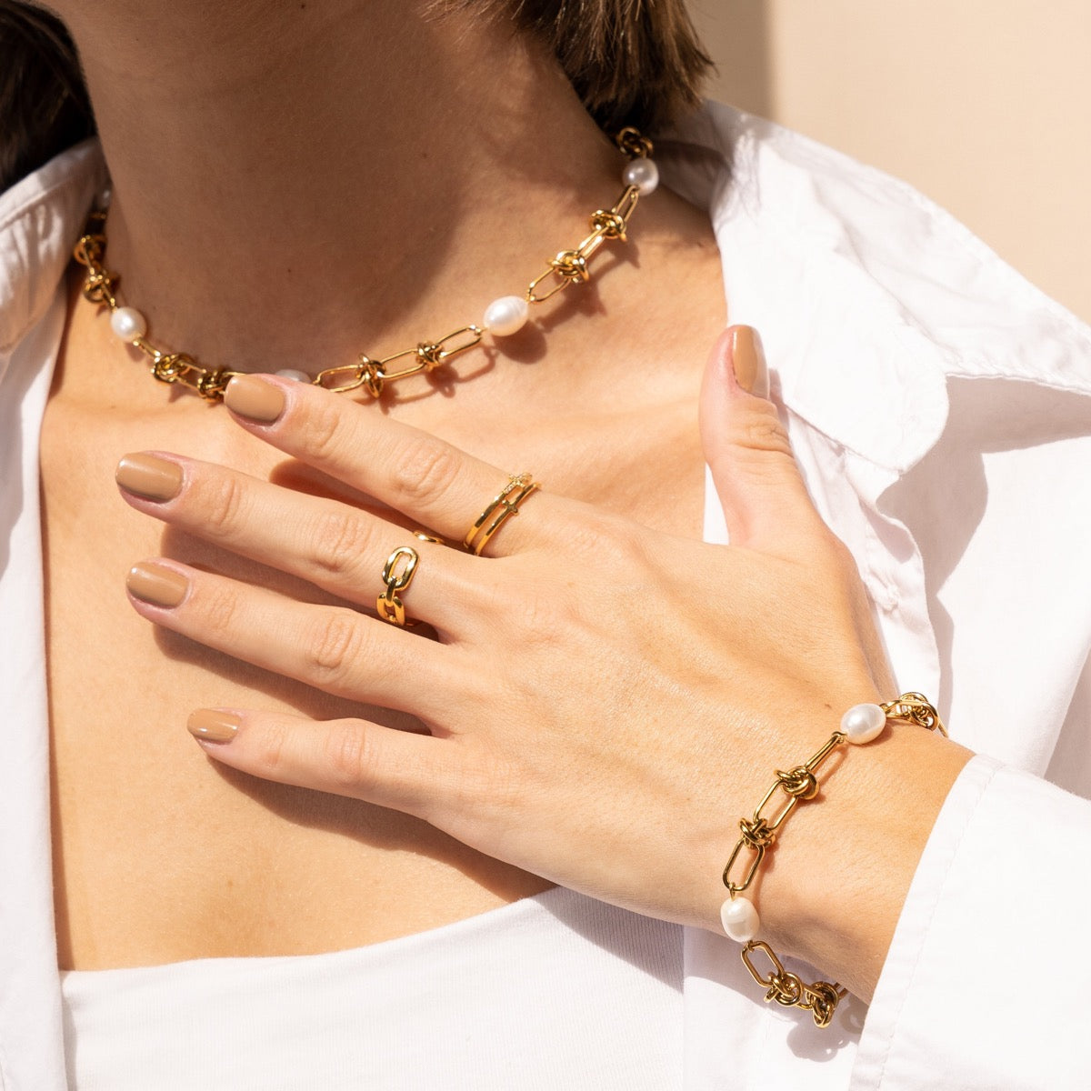 Pulsera de Cadena con Nudos y Perlas - Color Oro