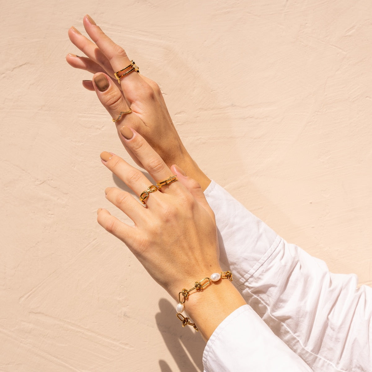 Pulsera de Cadena con Nudos y Perlas - Color Oro