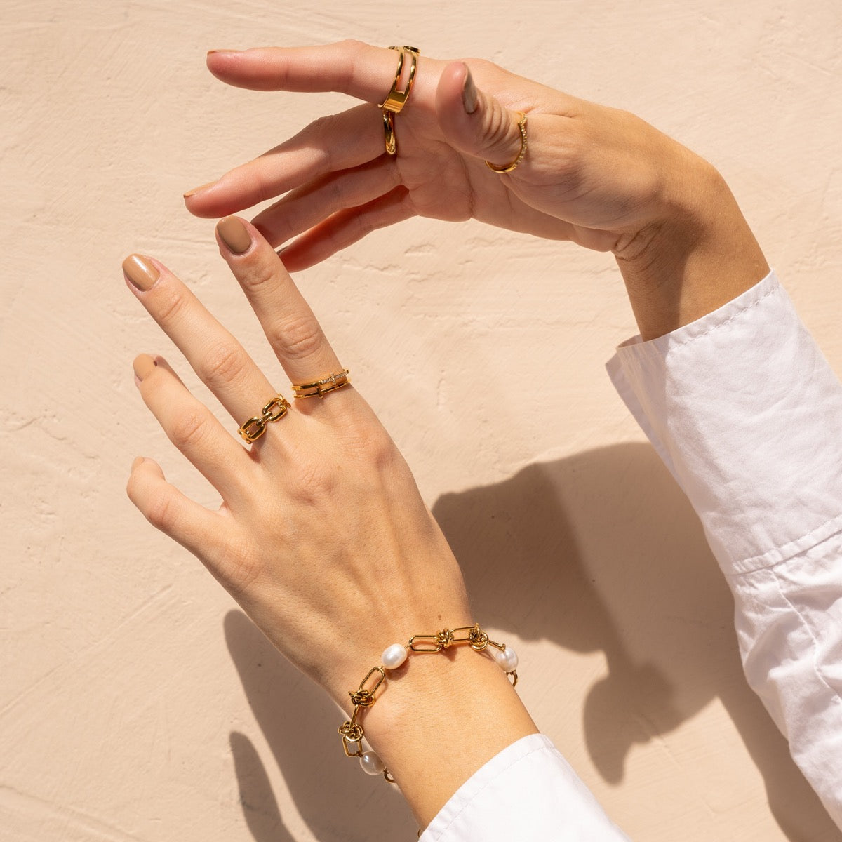 Pulsera de Cadena con Nudos y Perlas - Color Oro