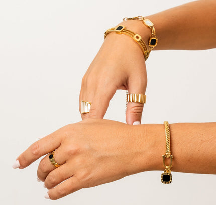 Pulsera de Ónix Cuadrado con Detalles Dorados