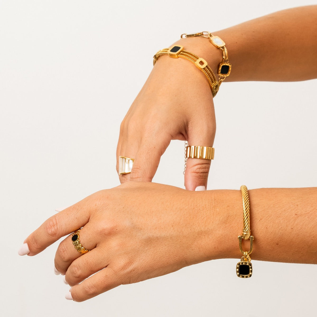 Pulsera de Ónix Cuadrado con Detalles Dorados