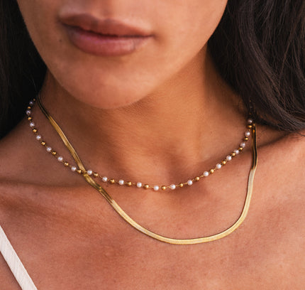 Collar de Capa con Cadena de Serpiente y Perlas en Contraste - Color Oro