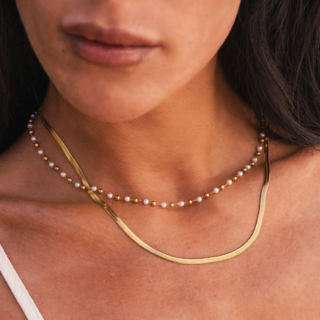 Collar de Capa con Cadena de Serpiente y Perlas en Contraste - Color Oro
