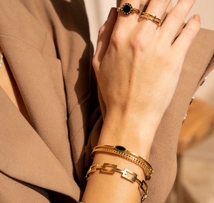 Brazalete Dorado de Ónix Ovalado en Capas
