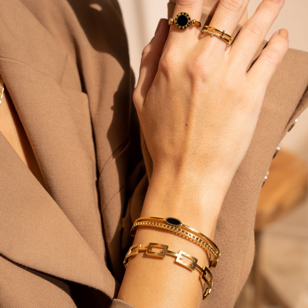 Brazalete Dorado de Ónix Ovalado en Capas