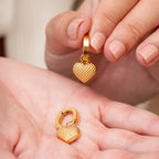 Pendientes Huggie con Colgante Corazón - Baño de Oro
