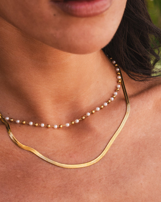 Collar de Capa con Cadena de Serpiente y Perlas en Contraste - Color Oro