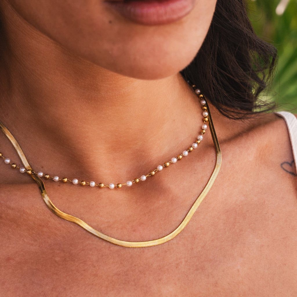 Collar de Capa con Cadena de Serpiente y Perlas en Contraste - Color Oro