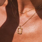 Collar de Capa con Colgante Escultórico - Acabado en Oro