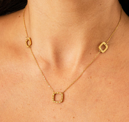 Collar Regina con Colgante Cuadrado Numérico - Oro