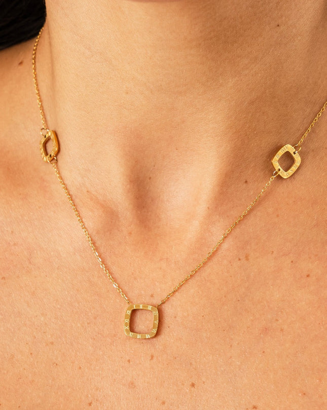 Collar Regina con Colgante Cuadrado Numérico - Oro