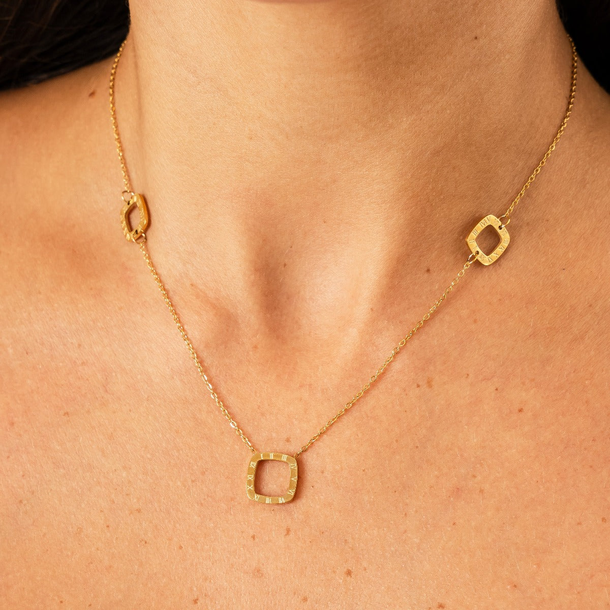 Collar Regina con Colgante Cuadrado Numérico - Oro