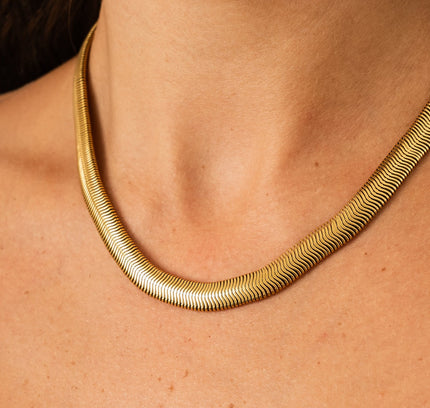 Collar Dorado de Cadena de Serpiente con Cierre