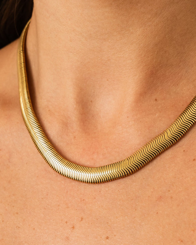 Collar Dorado de Cadena de Serpiente con Cierre