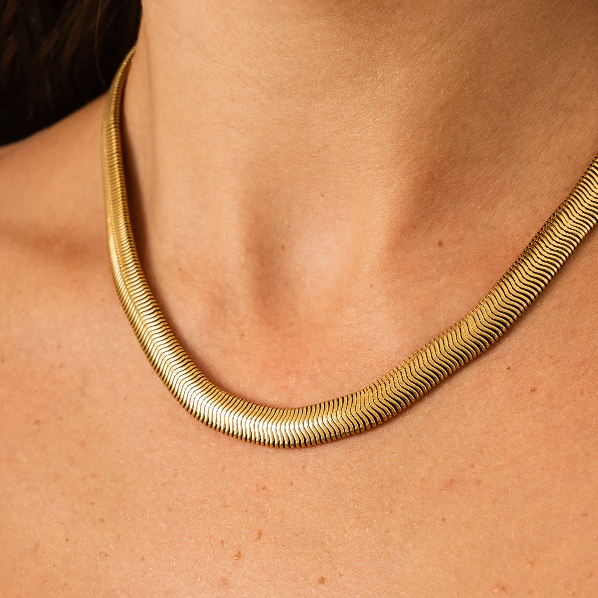 Collar Dorado de Cadena de Serpiente con Cierre