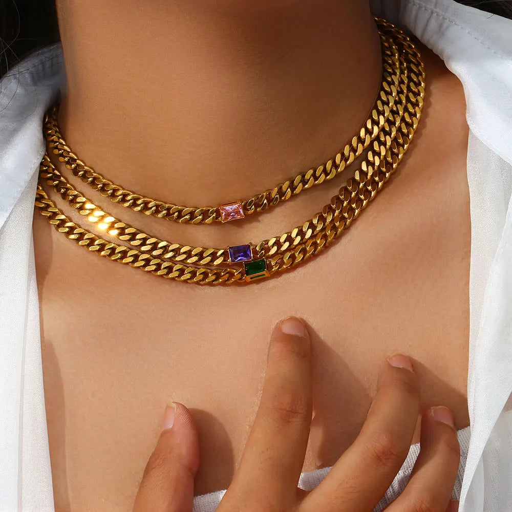 Elegante Collar con Colgante de Circón y Cadena Dorada