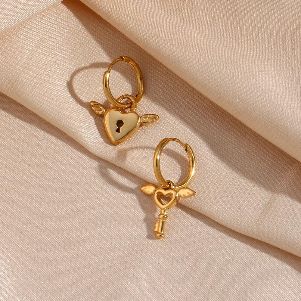 Pendientes Asimétricos con Cerradura de Corazón y Ángel