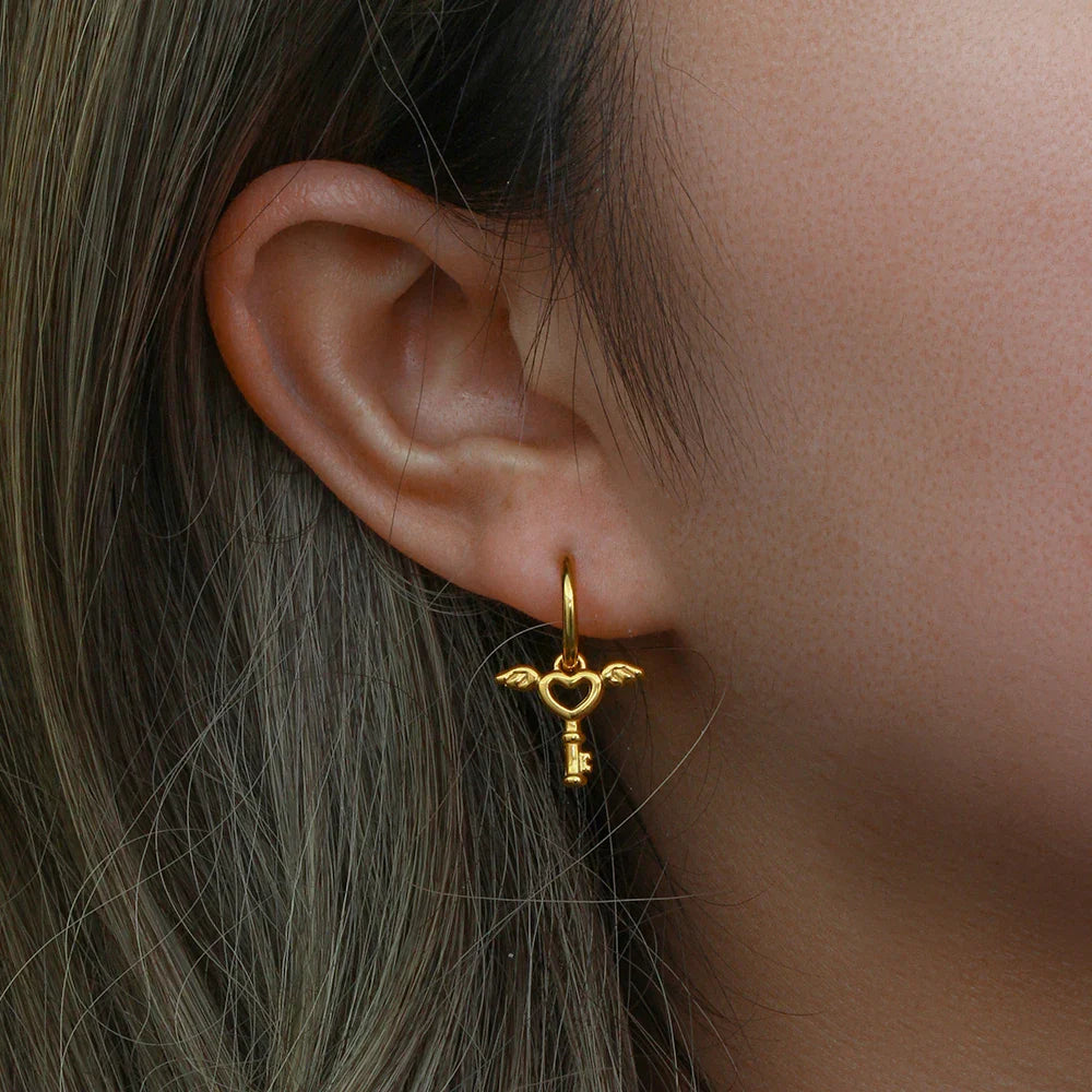 Pendientes Asimétricos con Cerradura de Corazón y Ángel