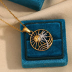 Collar de Acero Inoxidable con Colgante de Sol y Palma Chapado en Oro