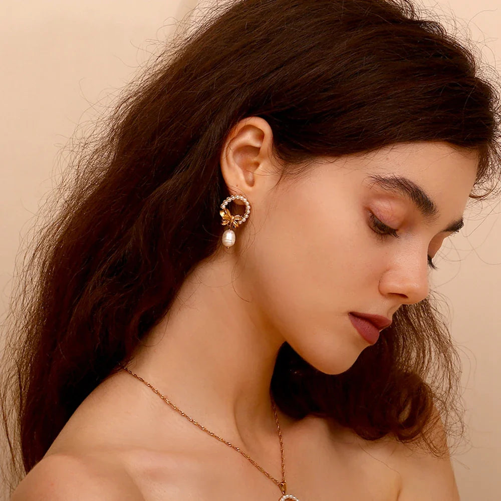 Pendientes Elegantes con Perlas y Borlas Chapadas en Oro