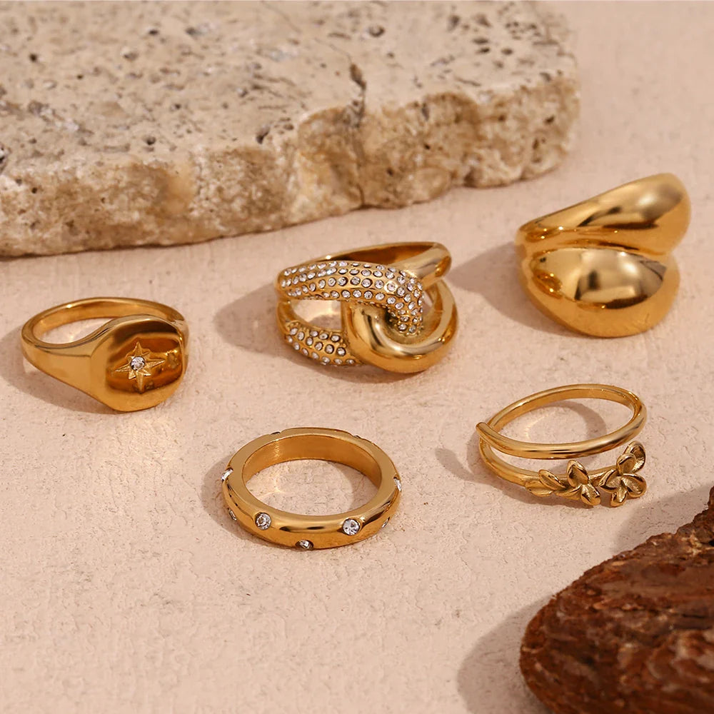 Anillo Dorado de Estilo Trenzado con Circón y Flores